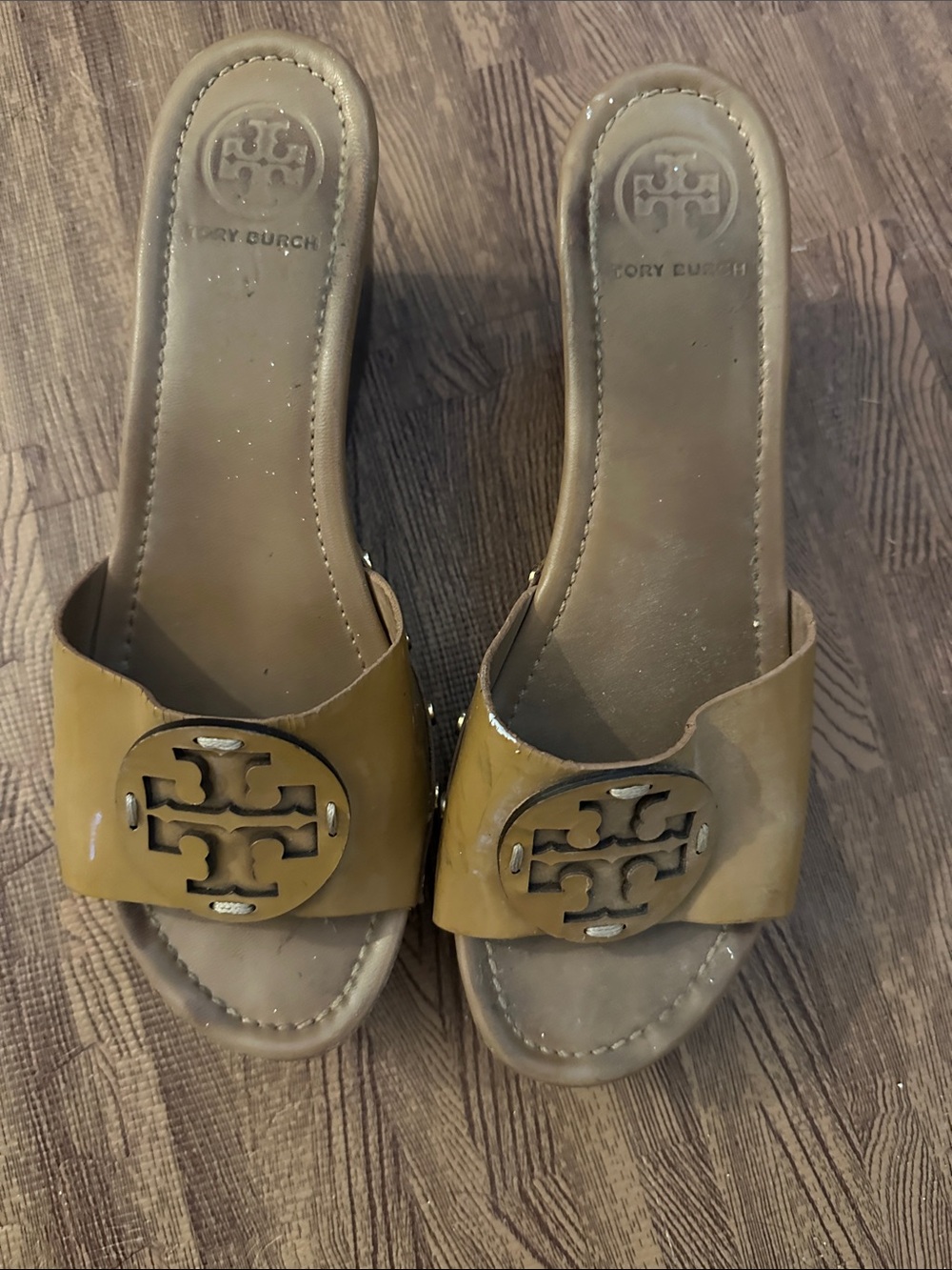 Tory Burch Women's Patent Logo Slide Sandals in Beige
